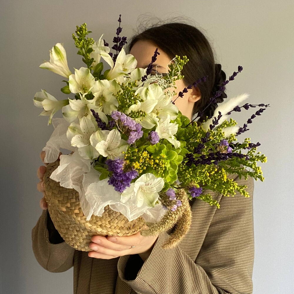 Зачарованная💜 Композиция в корзинке из гортензии, стабилизированной статицы, лаванды, солидаго, альстромерии