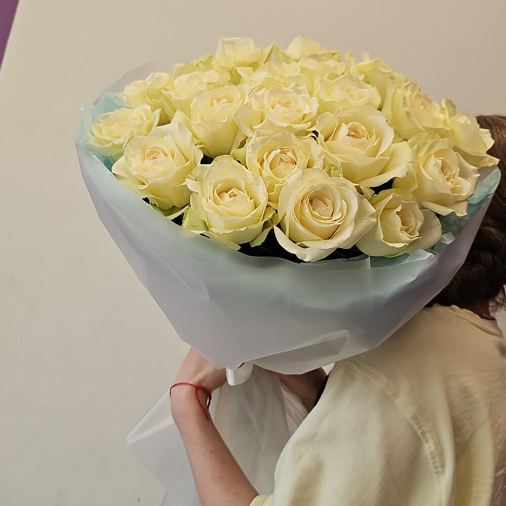 Нежный букет из импортных белых роз с голубой подложкой