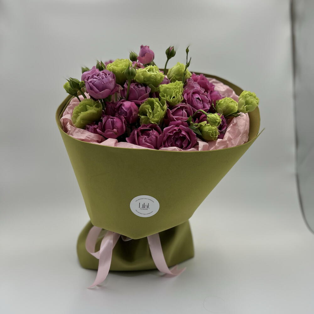 Lisianthus and spray roses