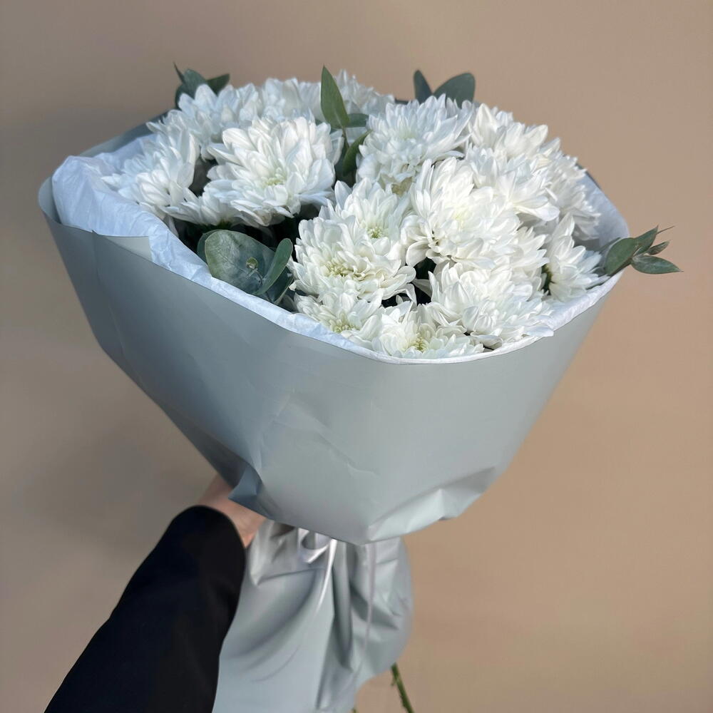 Букет с кустовой хризантемой и эвкалиптом  🌼