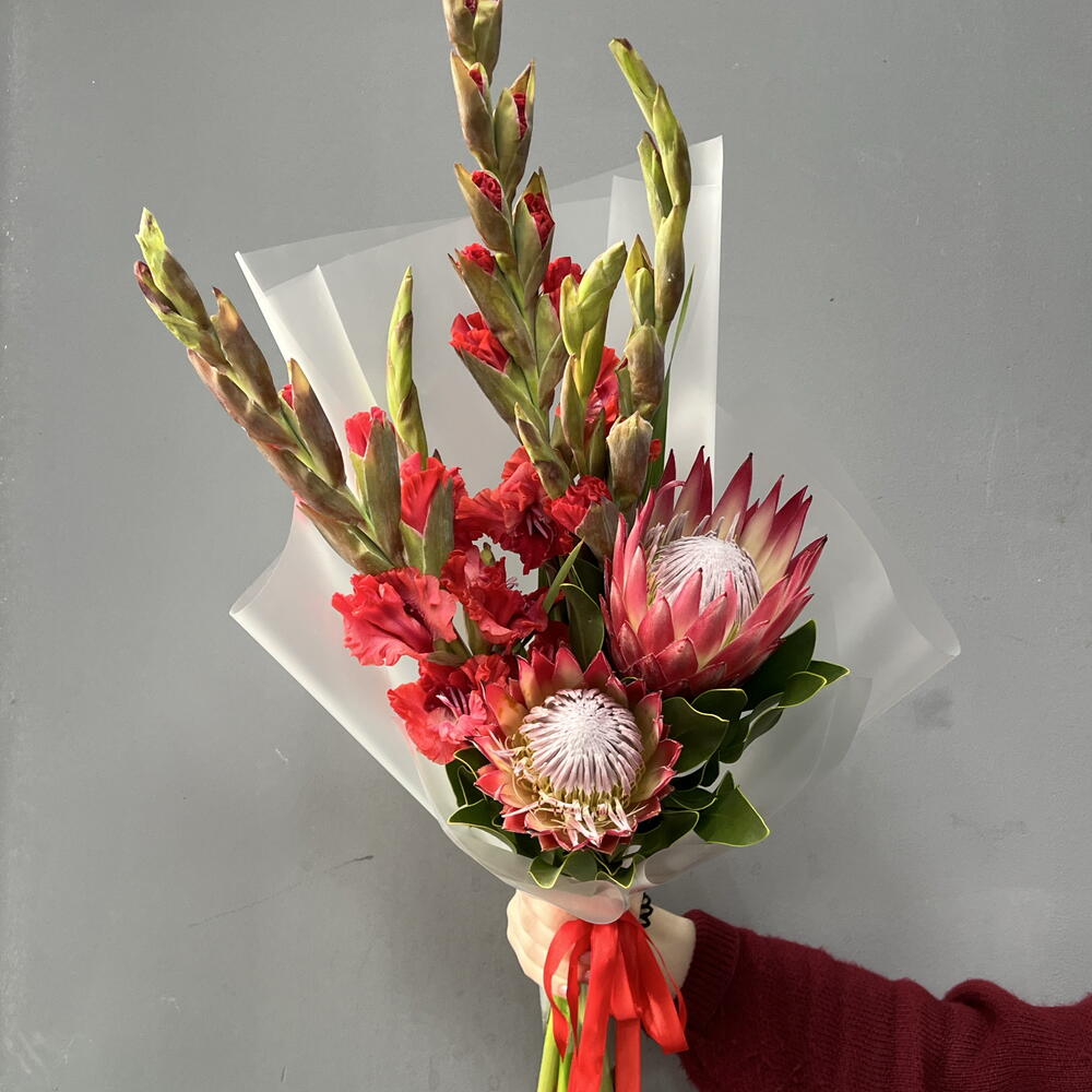 Яркий букет из гладиолусов и протеей 🌺