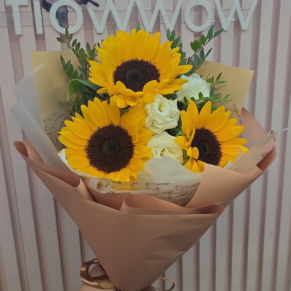 Букет 💐 подсолнухи с эустомой в оформлении