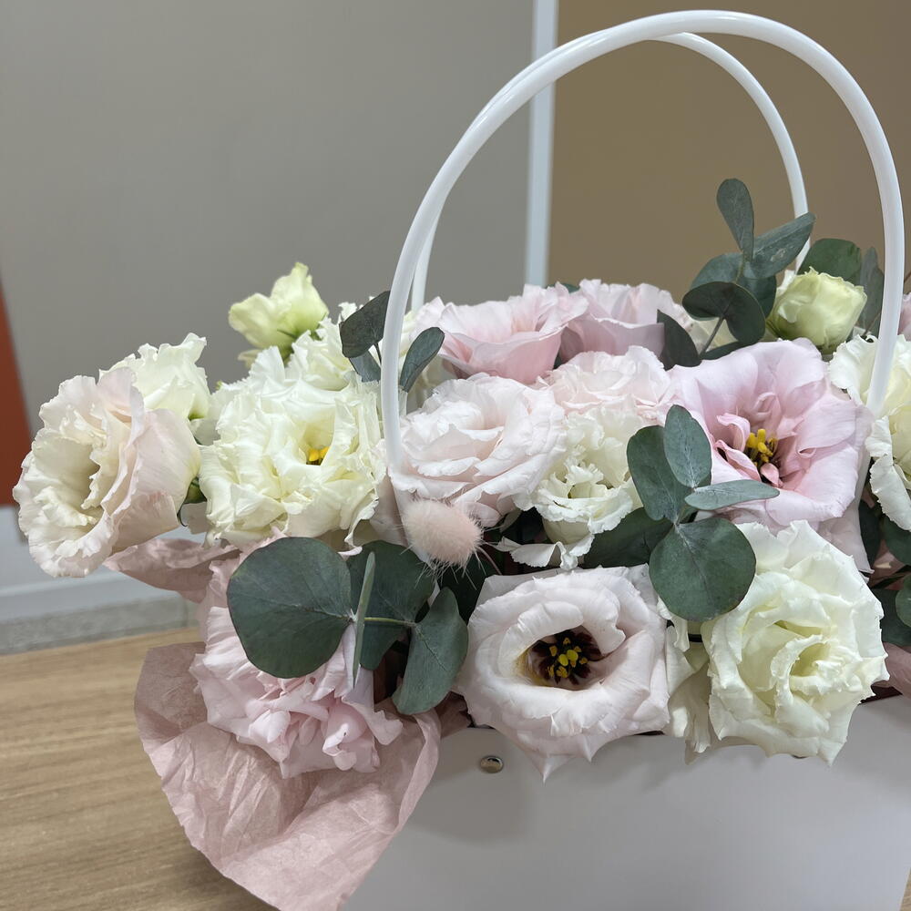 Композиция с эустомой и эвкалиптом (L)