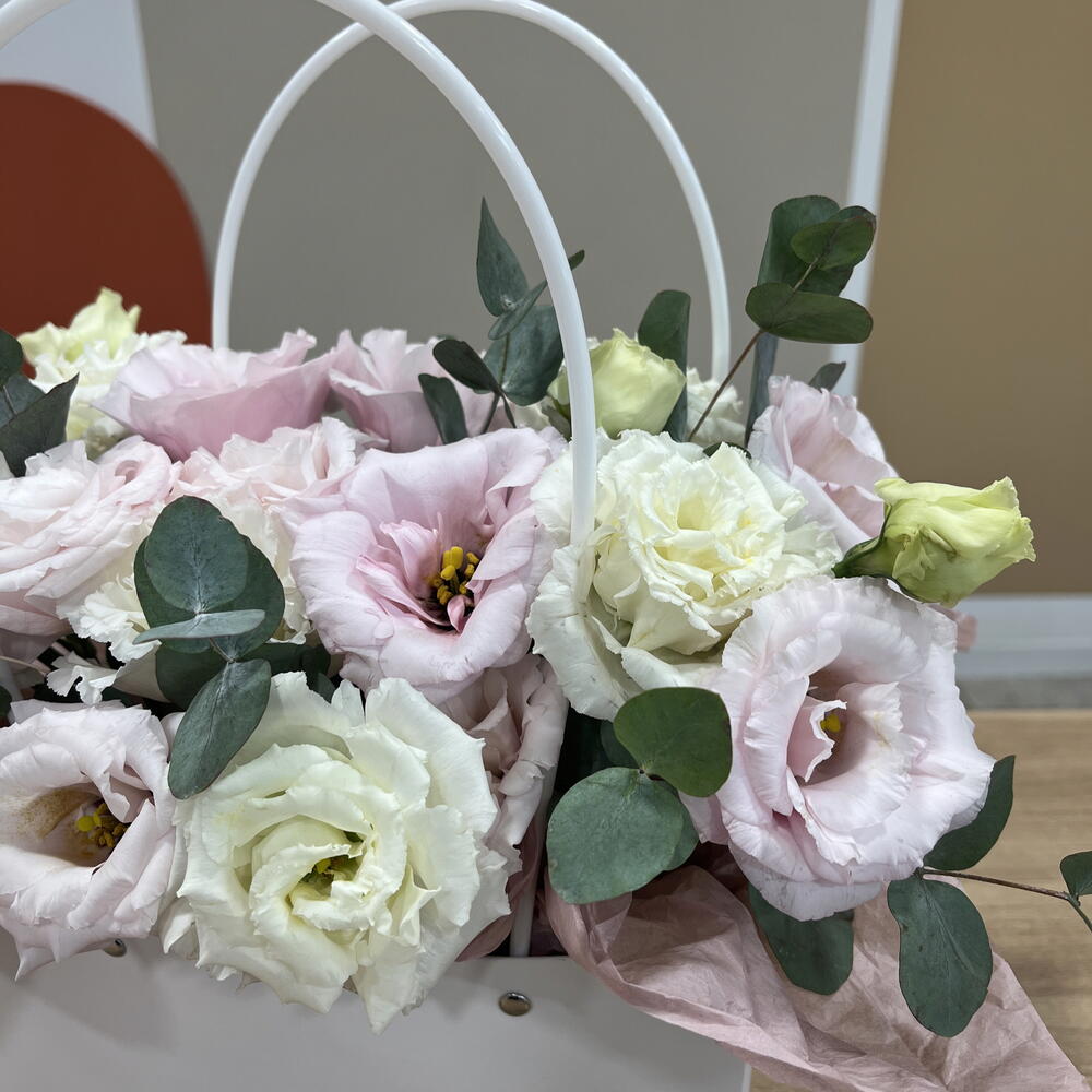 Композиция с эустомой и эвкалиптом (L)