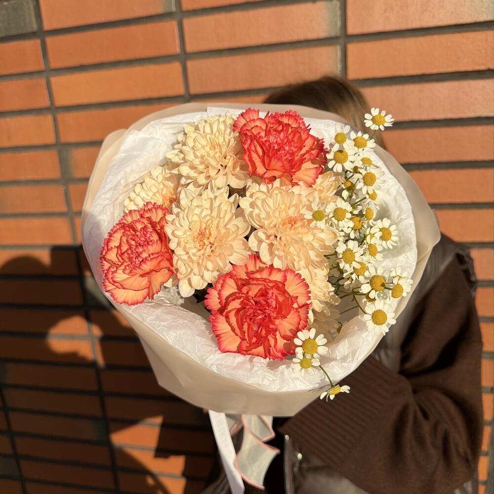 Букет комплимент с хризантемой, ромашкой и гвоздика