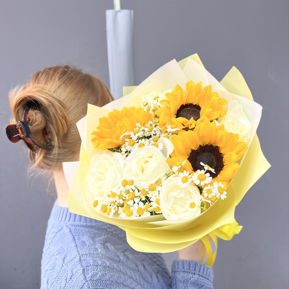 Подсолнухи с розами 💛