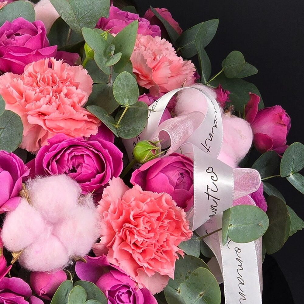 Композиция "Jisel 🌸" с кустовыми пионовидными розами в бархатной коробке