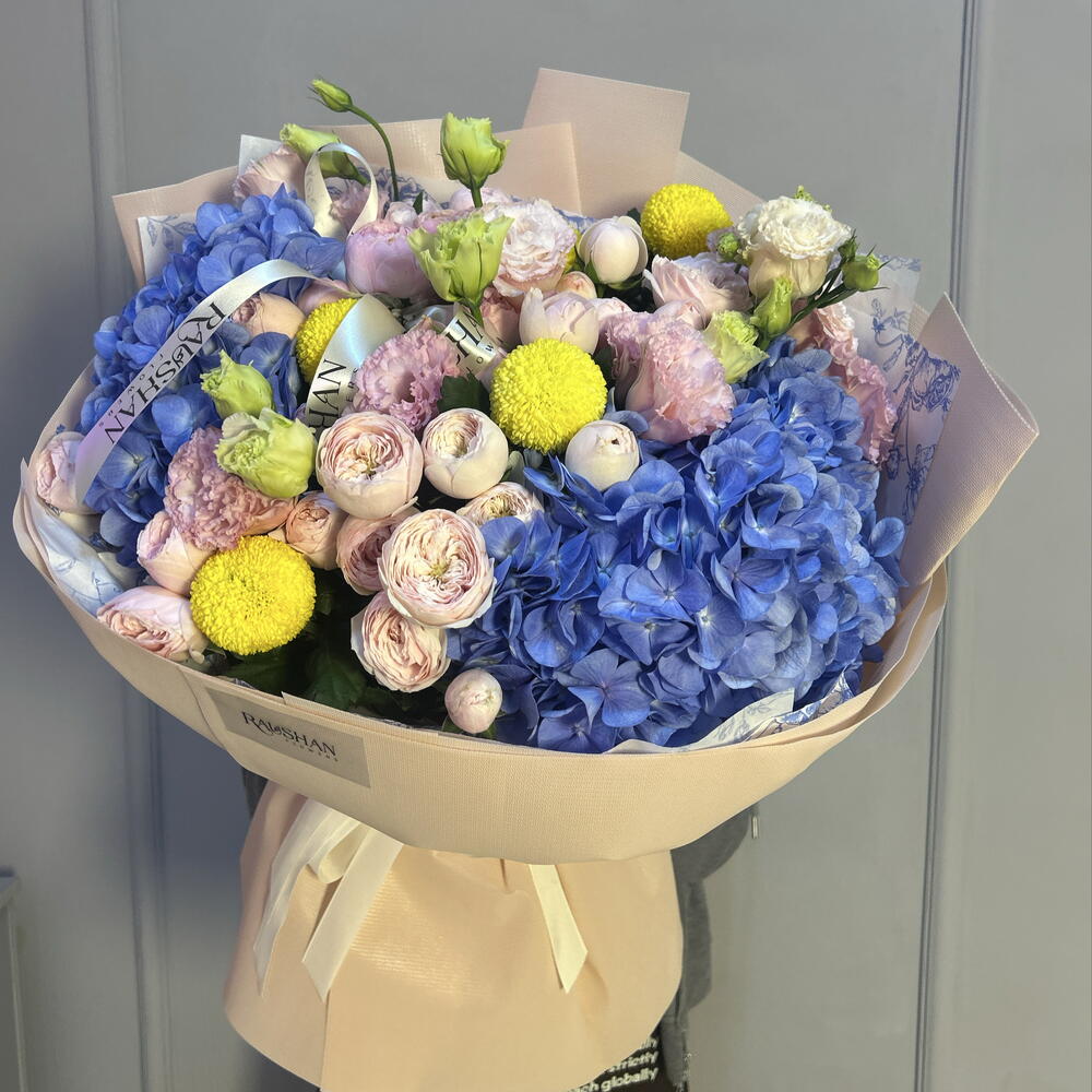 Bright gorgeous bouquet