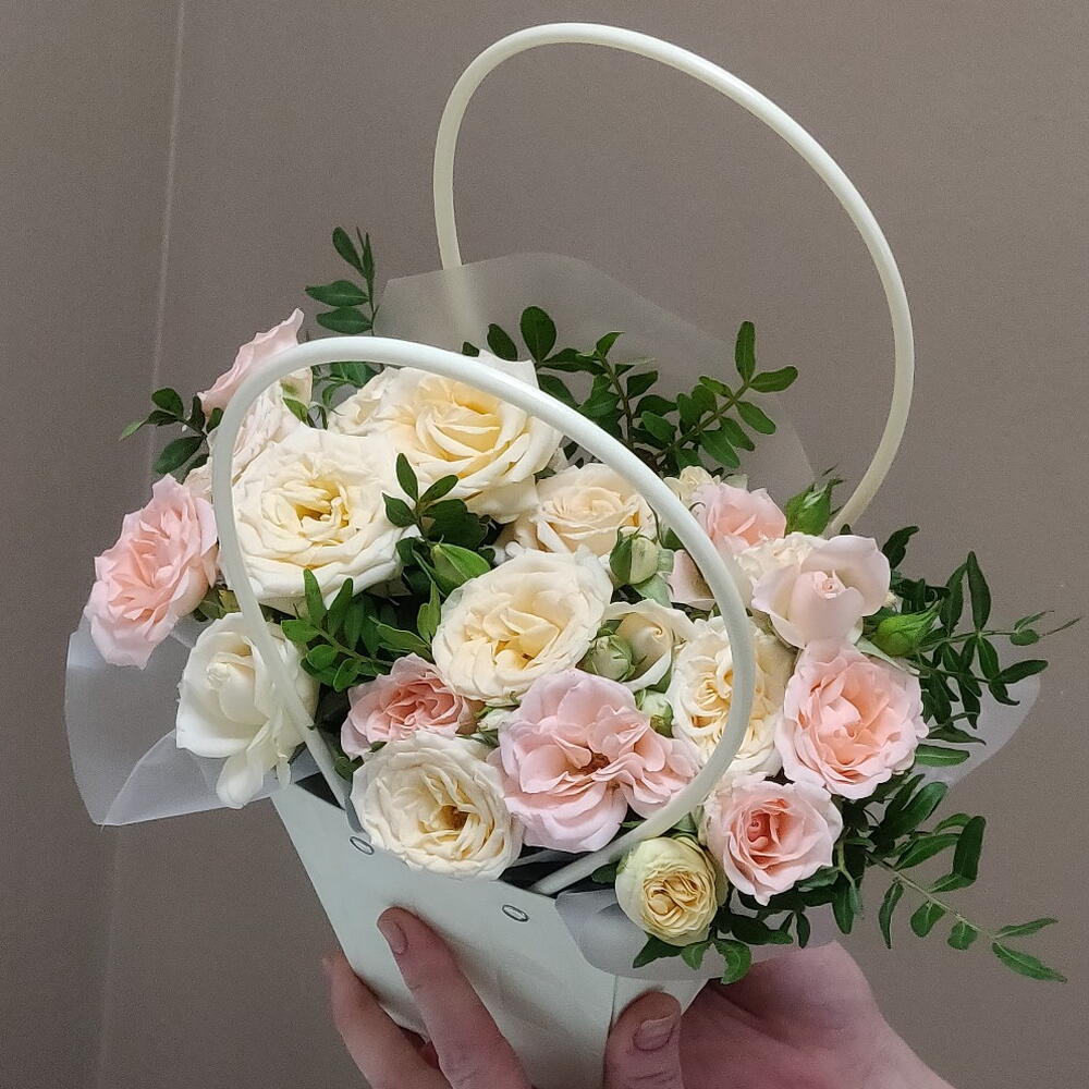 Кустовые розы в сумочке