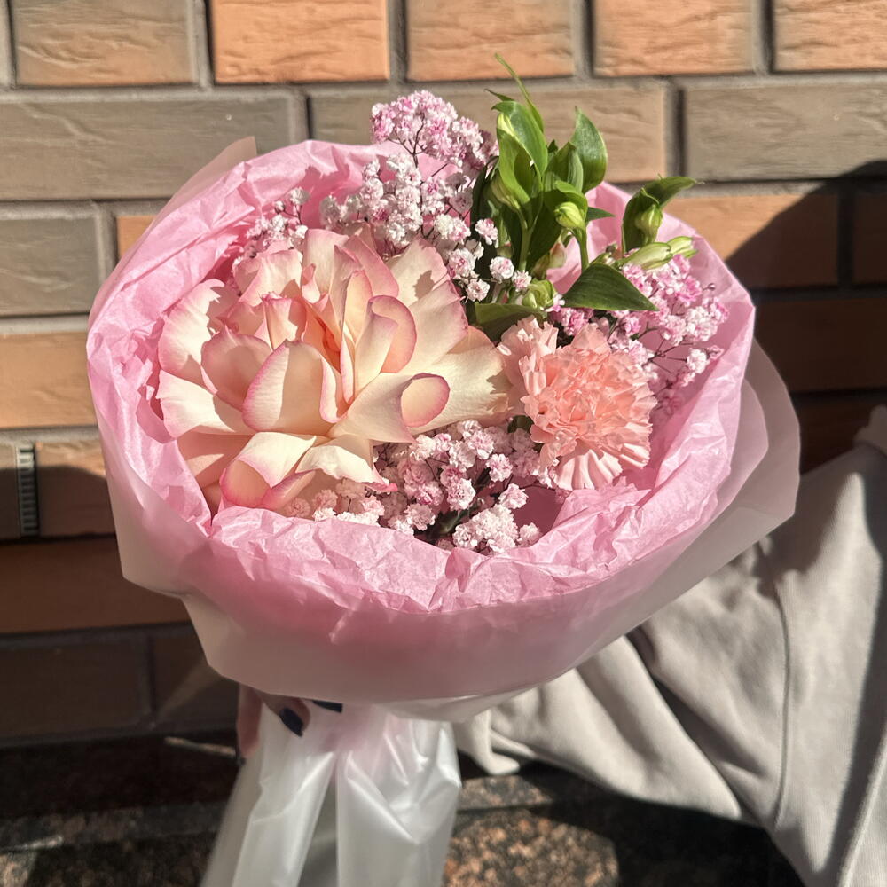 Букет комплимент с французской розой, диантусом и альстромерией