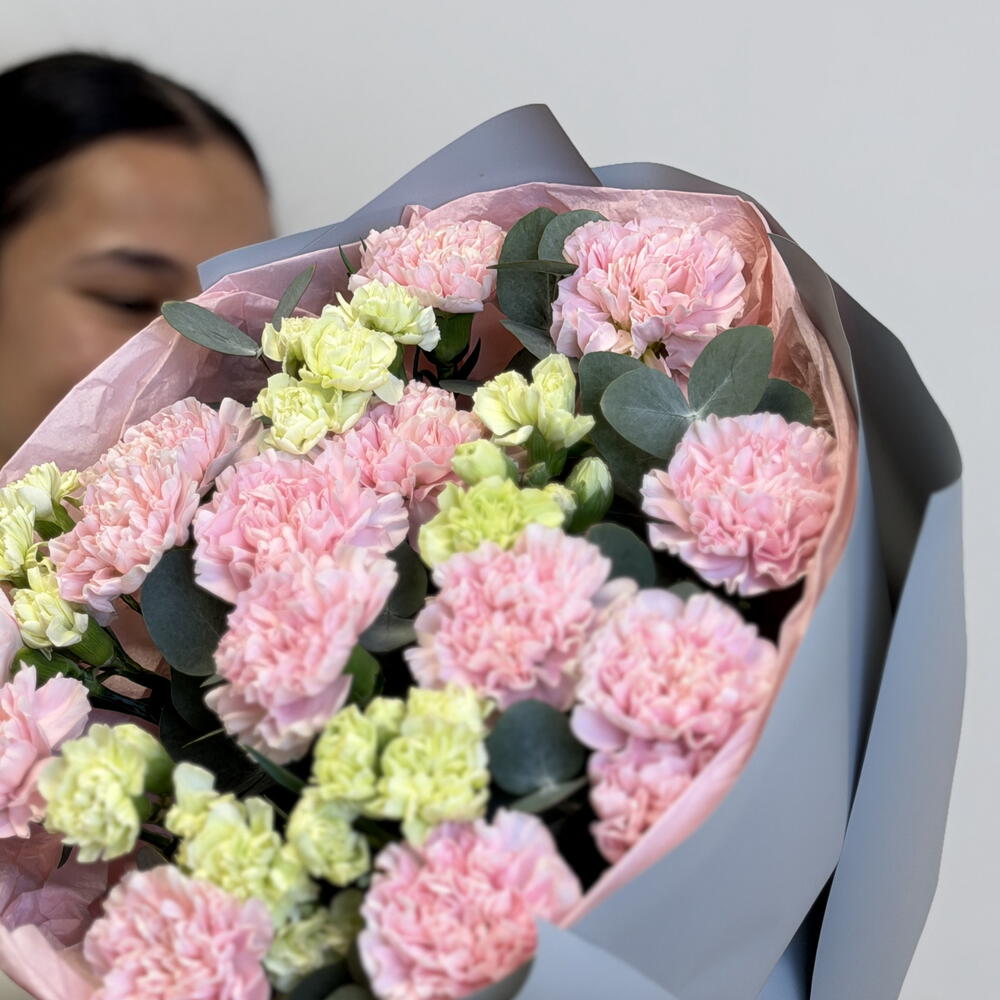 «Букет-вдохновение:стойкие  диантусы и стильный  фоамиран»🌸