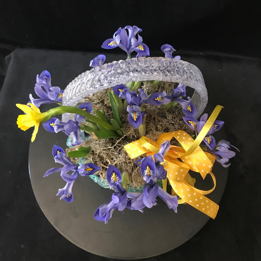 Корзина с ирисами