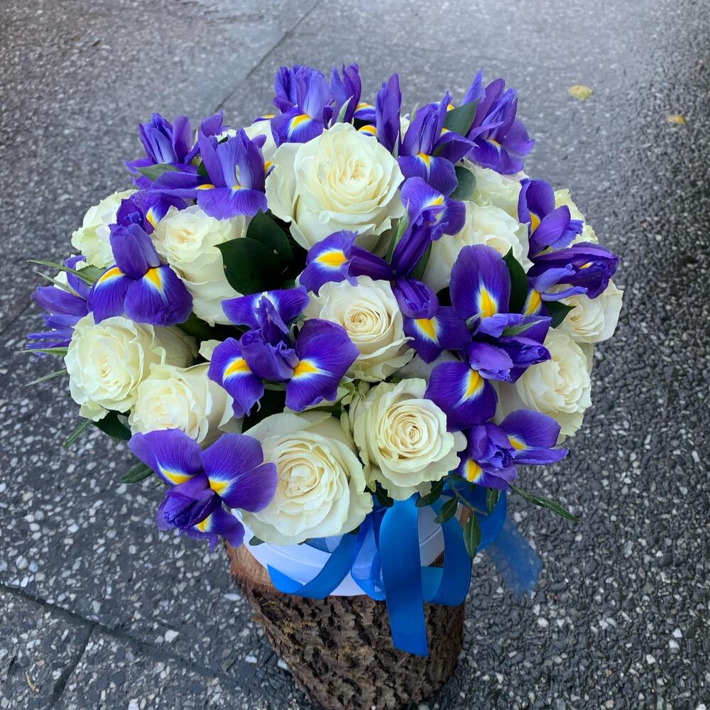 Caja de sombreros con rosas blancas e iris"Delight"