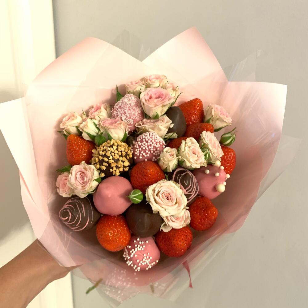 Fresas cubiertas De chocolate con rosas