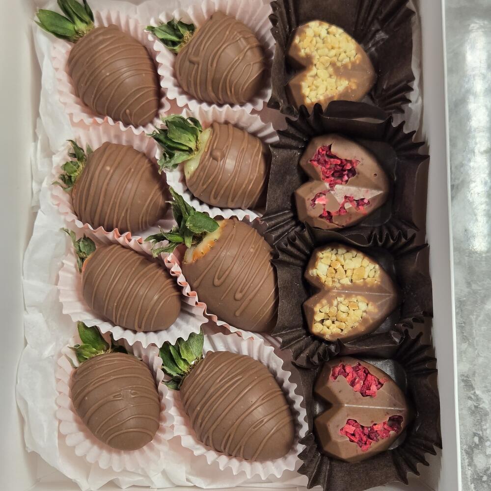Клубника в шоколаде callebaut и конфеты набор