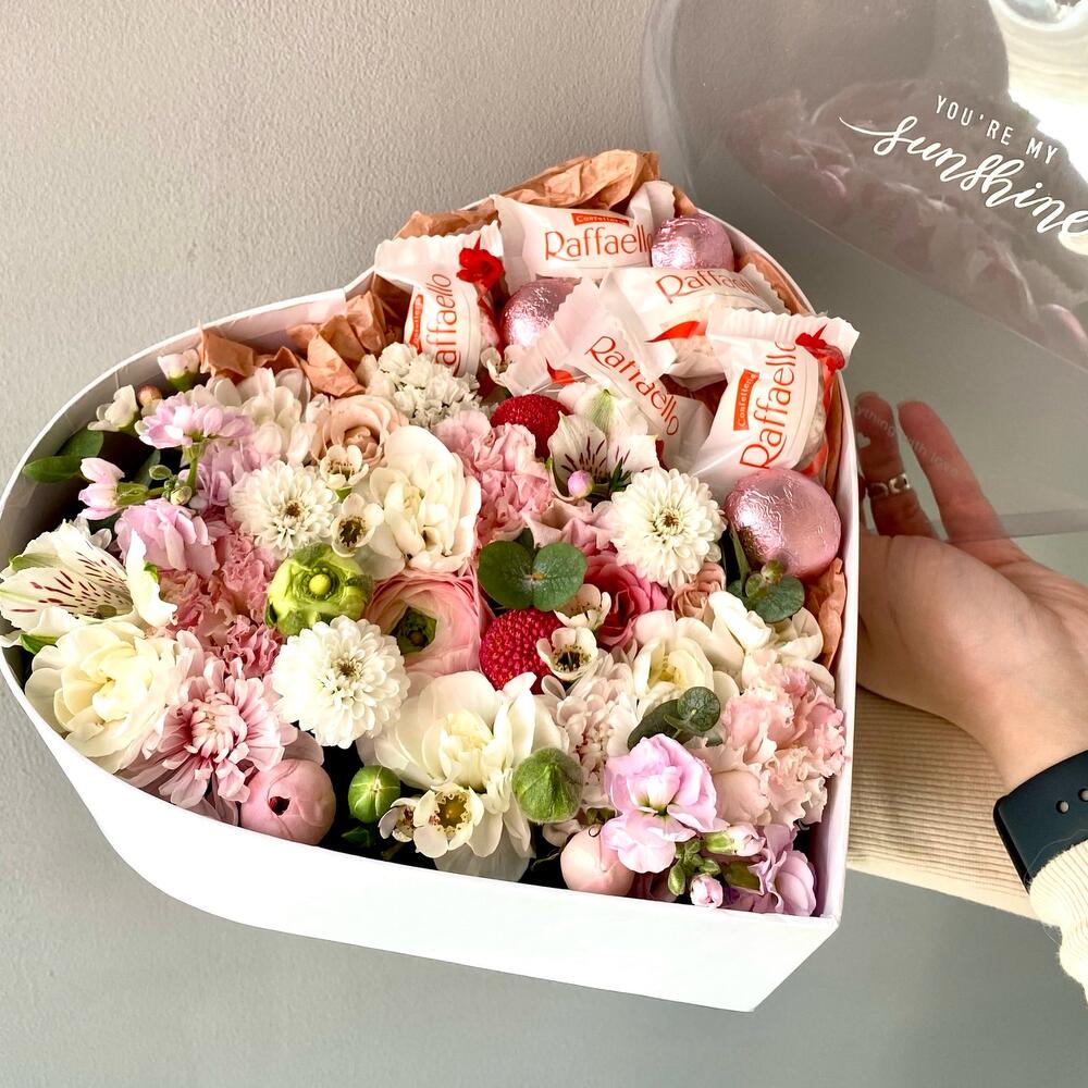Цветы в коробке в форме сердца с конфетами Raffaello