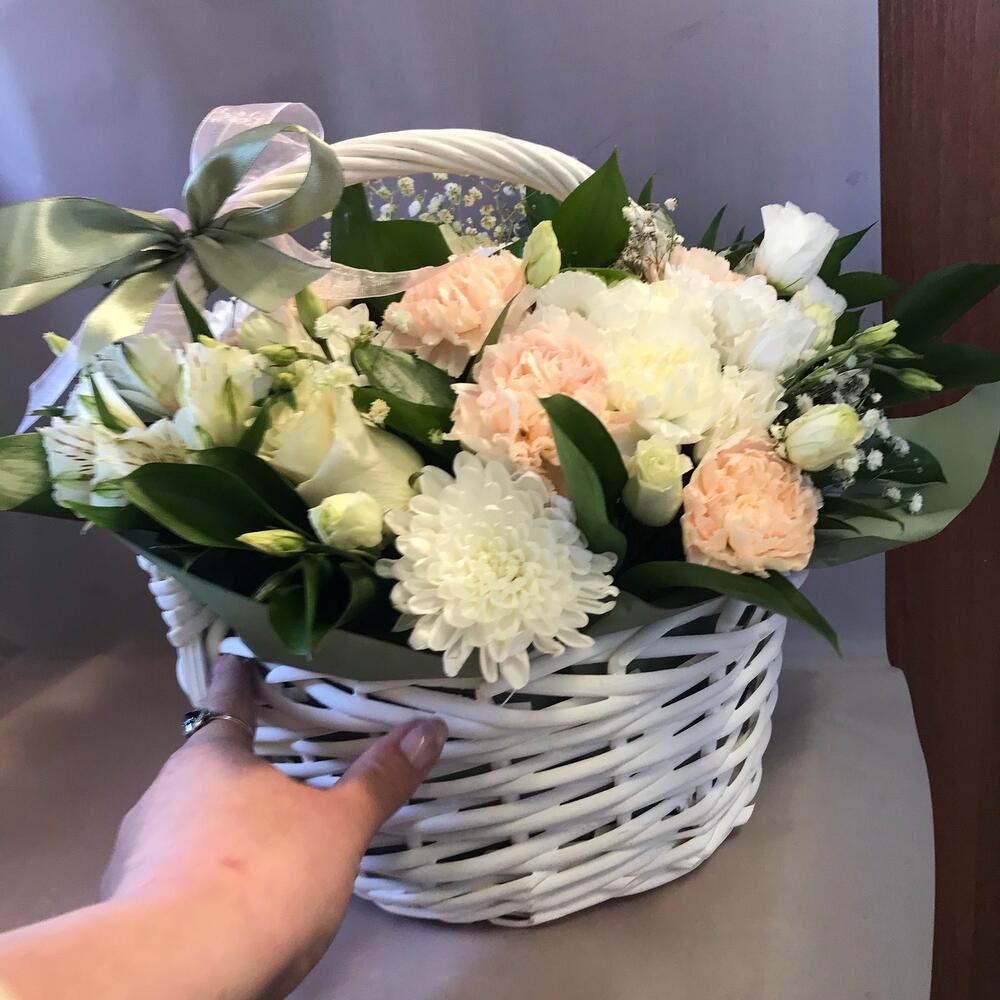 Корзина с диантусами и альстромерия