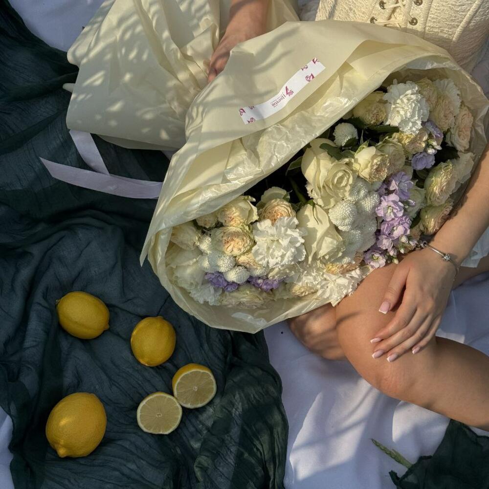Букет сборный Маттиола, кустовые розы, одноголовые розы, ньютон