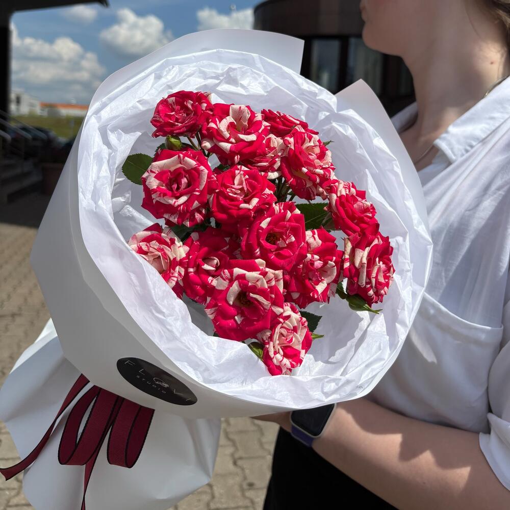 Букет из кустовых роз Фаер Вокс «Люблю»