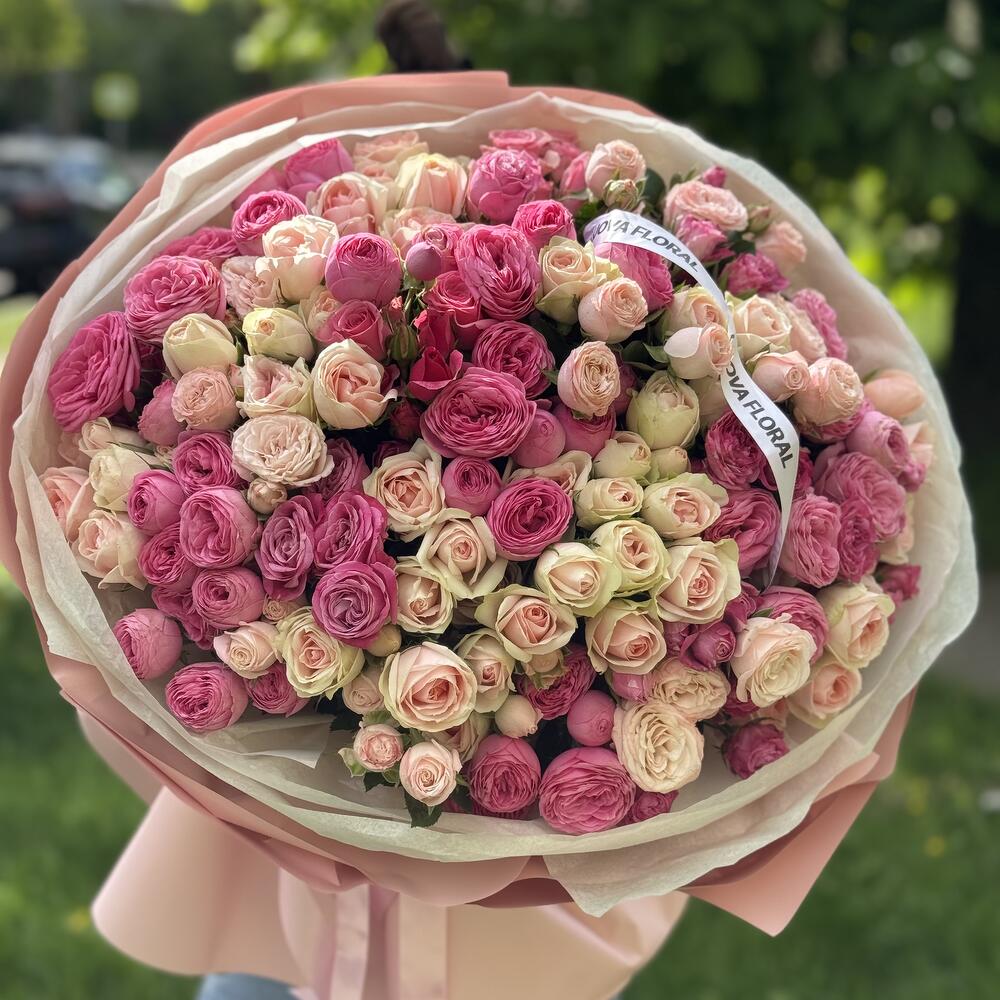 Шикарный букет из 51 кустовой пионовидной розы