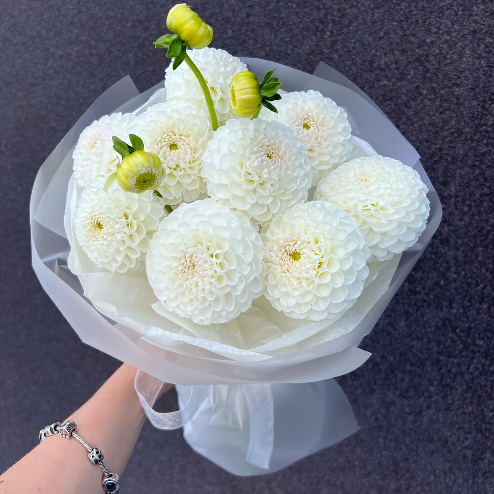 Нежный букет георгины белые