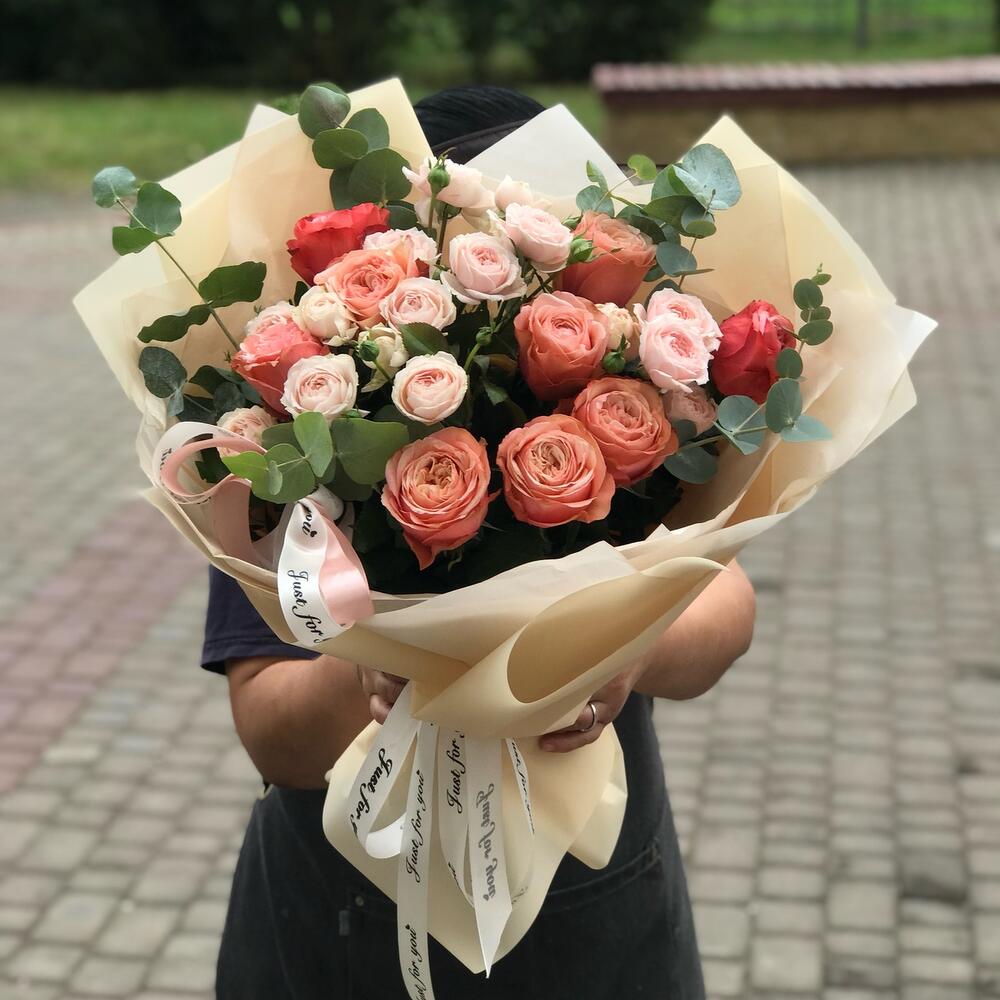 Букет «Персиковые оттенки» из пионовидных роз Кахала, кустовых роз и ароматного эвкалипта