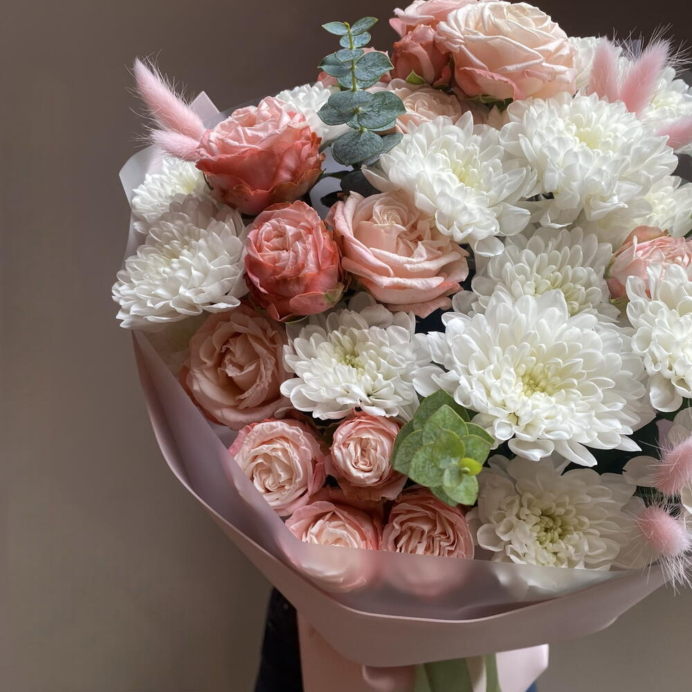 Букет «Для самой нежной» из кустовых пионовидных роз и хризантем 🌸