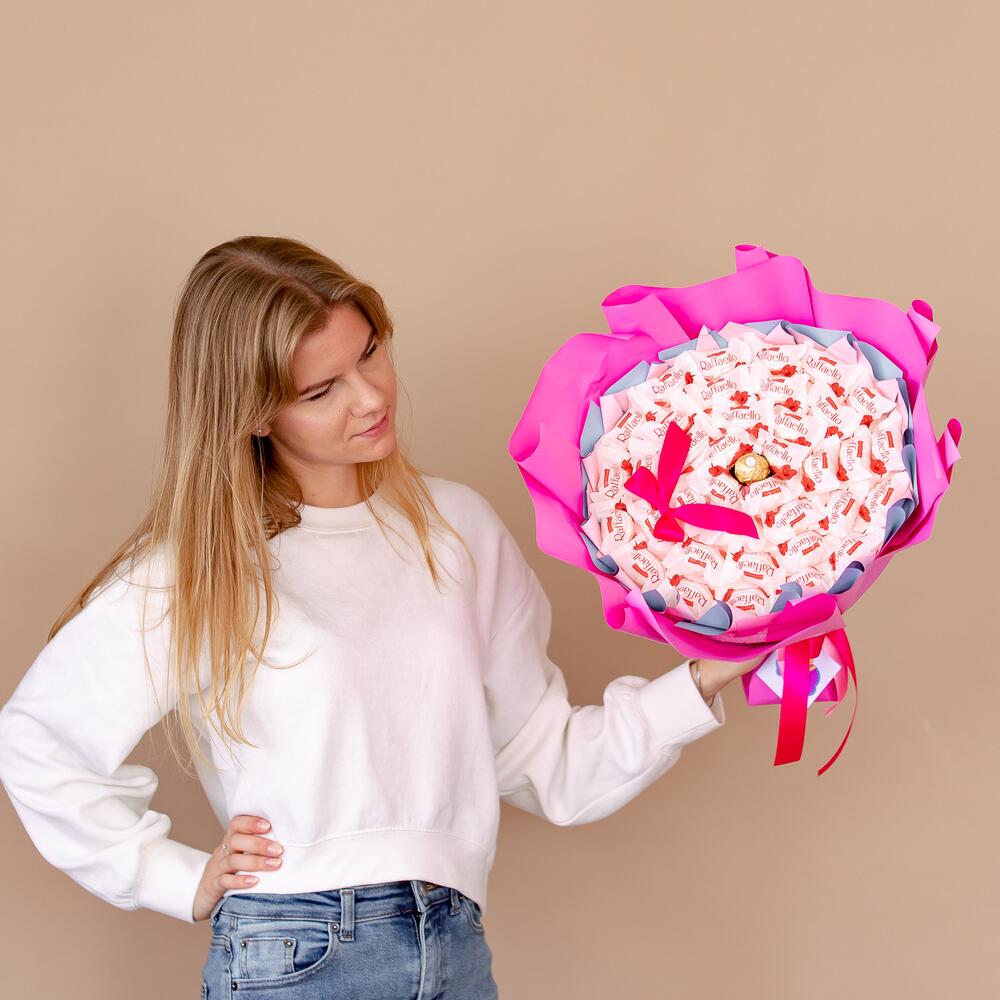 Букет из конфет Raffaello. Размер М. D=32 cm