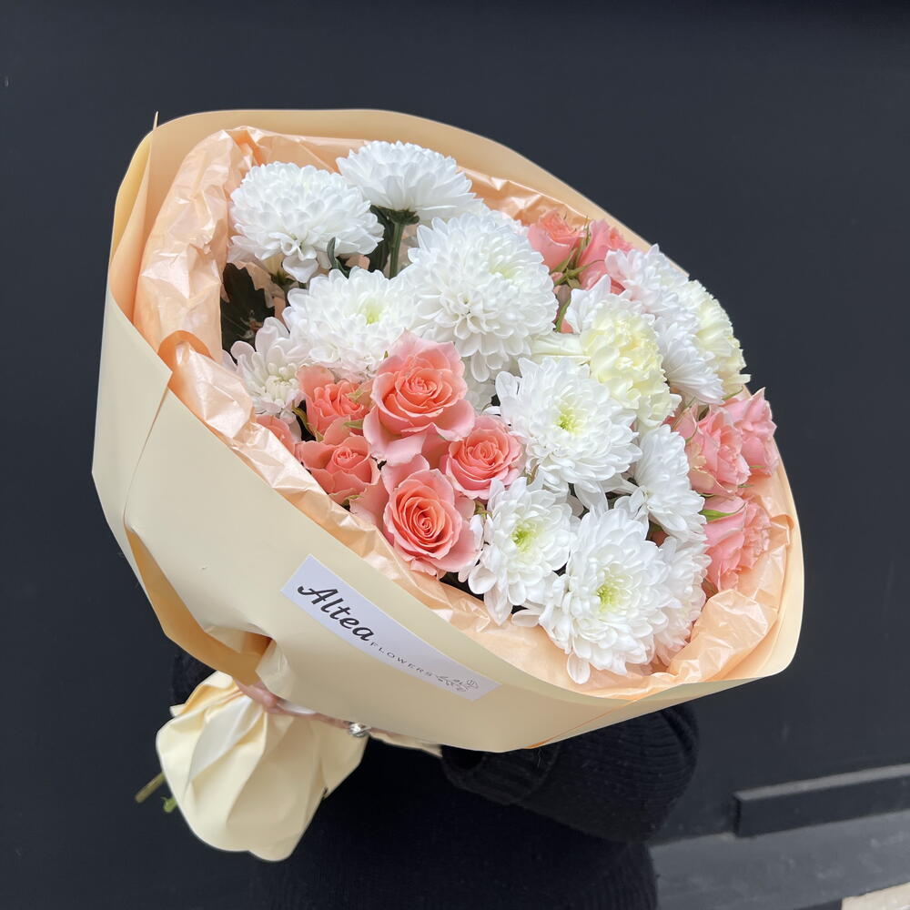 Chrysanthemum with spray roses