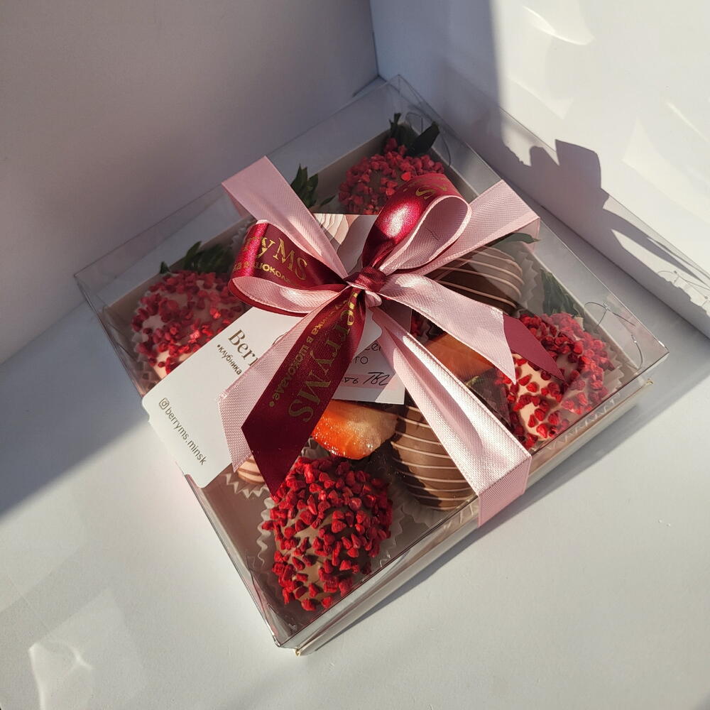 Набор из клубники в шоколаде +подарок от Vivienne Sabo -румяна MACARON
