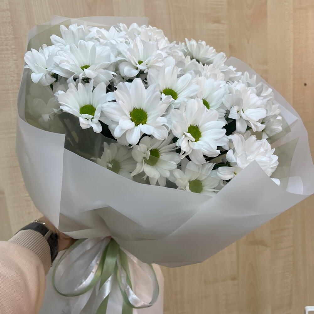Букет из семи белых ромашковых хризантем