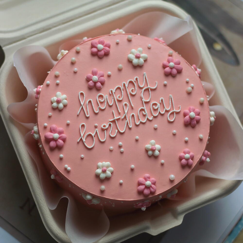 Дофаминовый бенто-торт для именинницы Happy birthday с цветочками