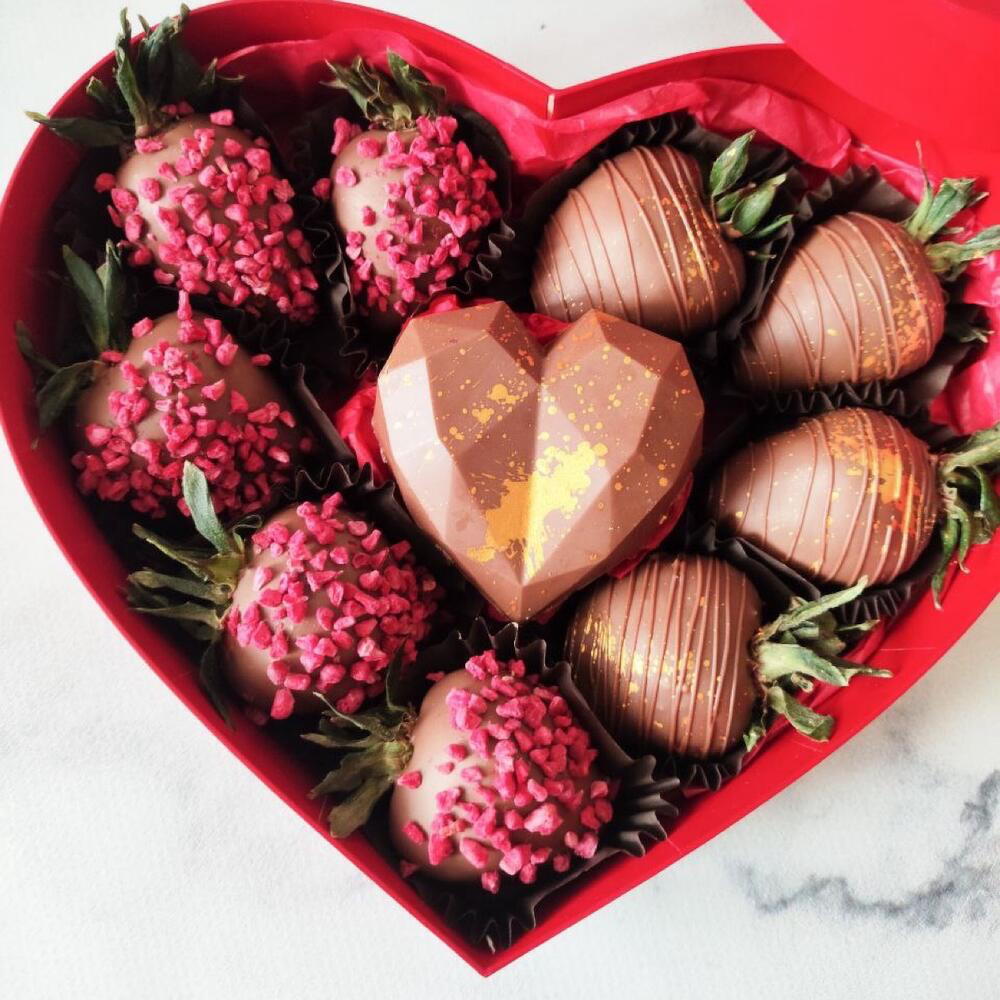 Chocolate-covered strawberries with a Dubai heart as a gift for your girlfriend