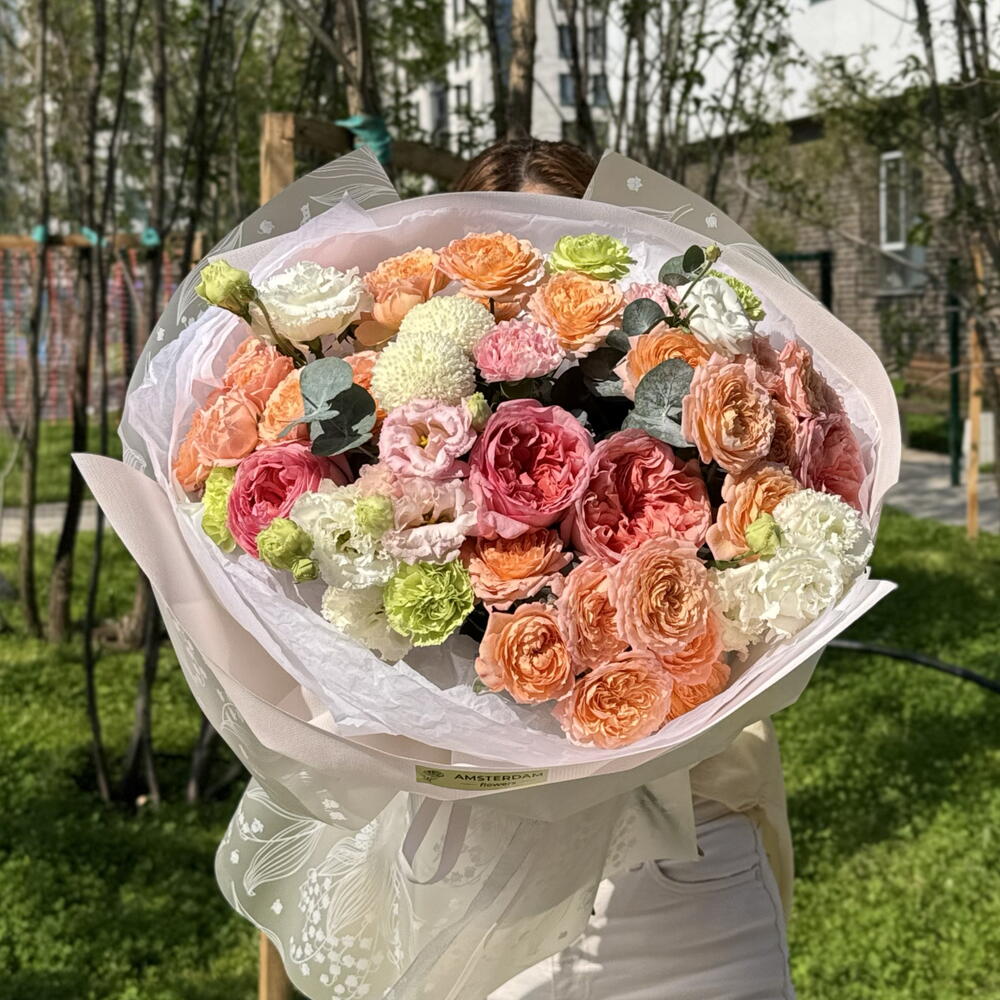 Большой букет с пионовидными розами, кустовыми розами, эустомой и др