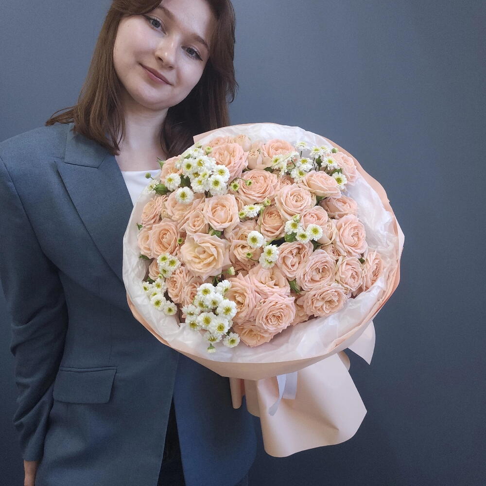 Букет с персиковыми кустовыми розами и матрикарией