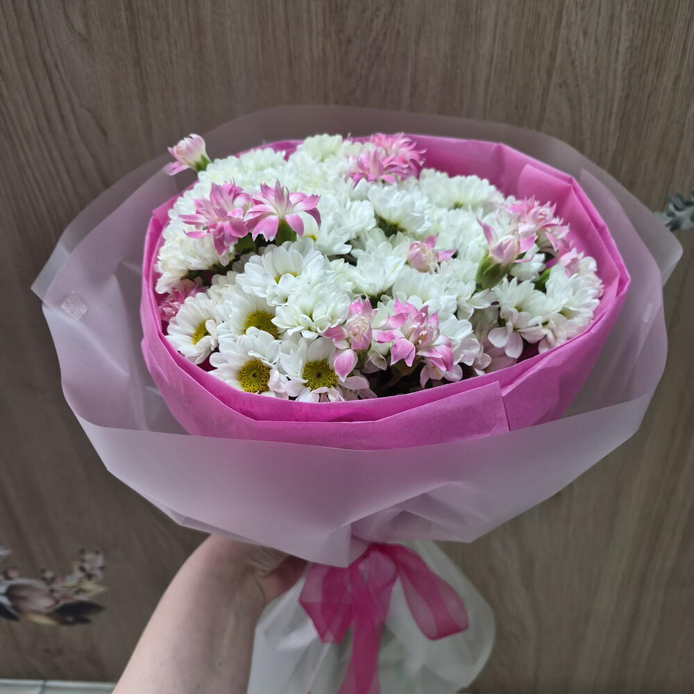 Букет из белых хризантем Сантини и кустовых гвоздик
