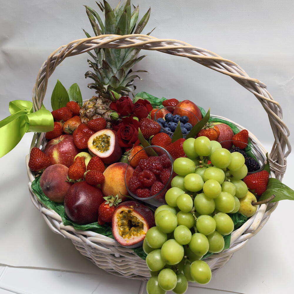 Фруктовая корзина с розами