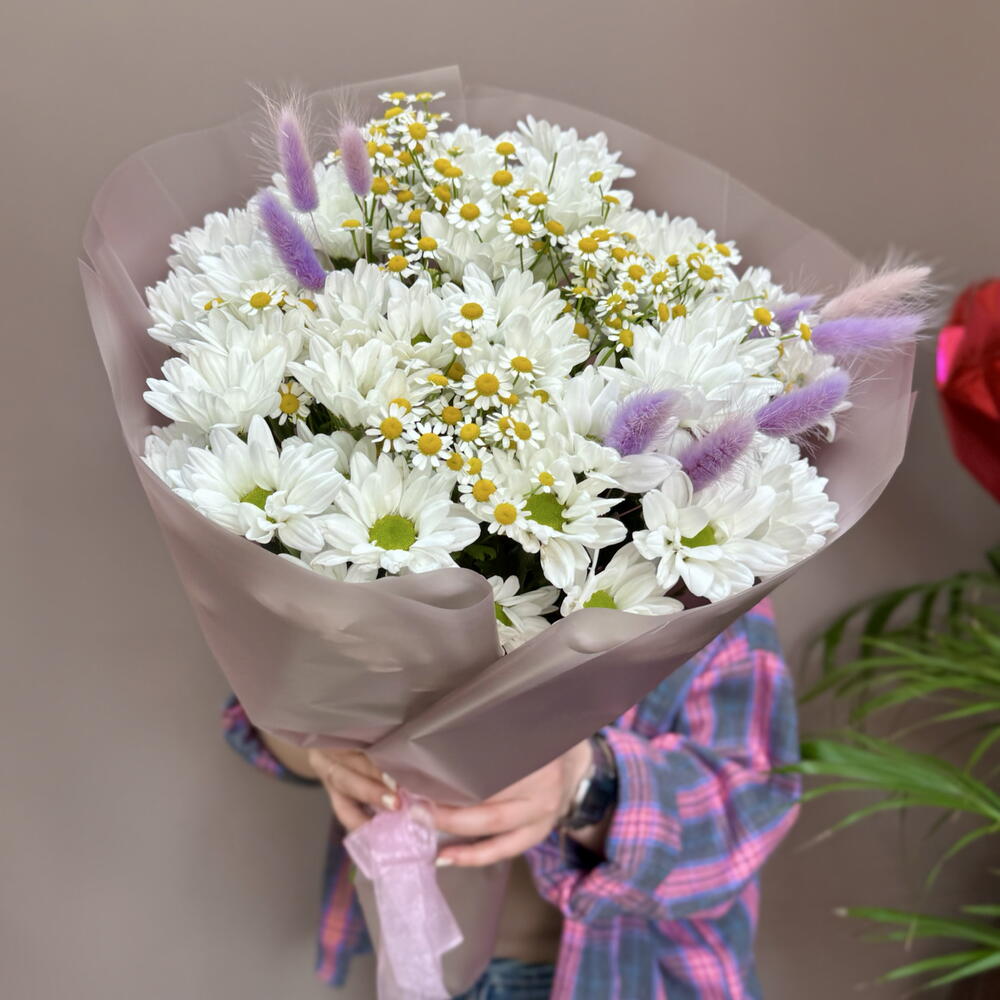 Букет из кустовых хризантем и ромашек