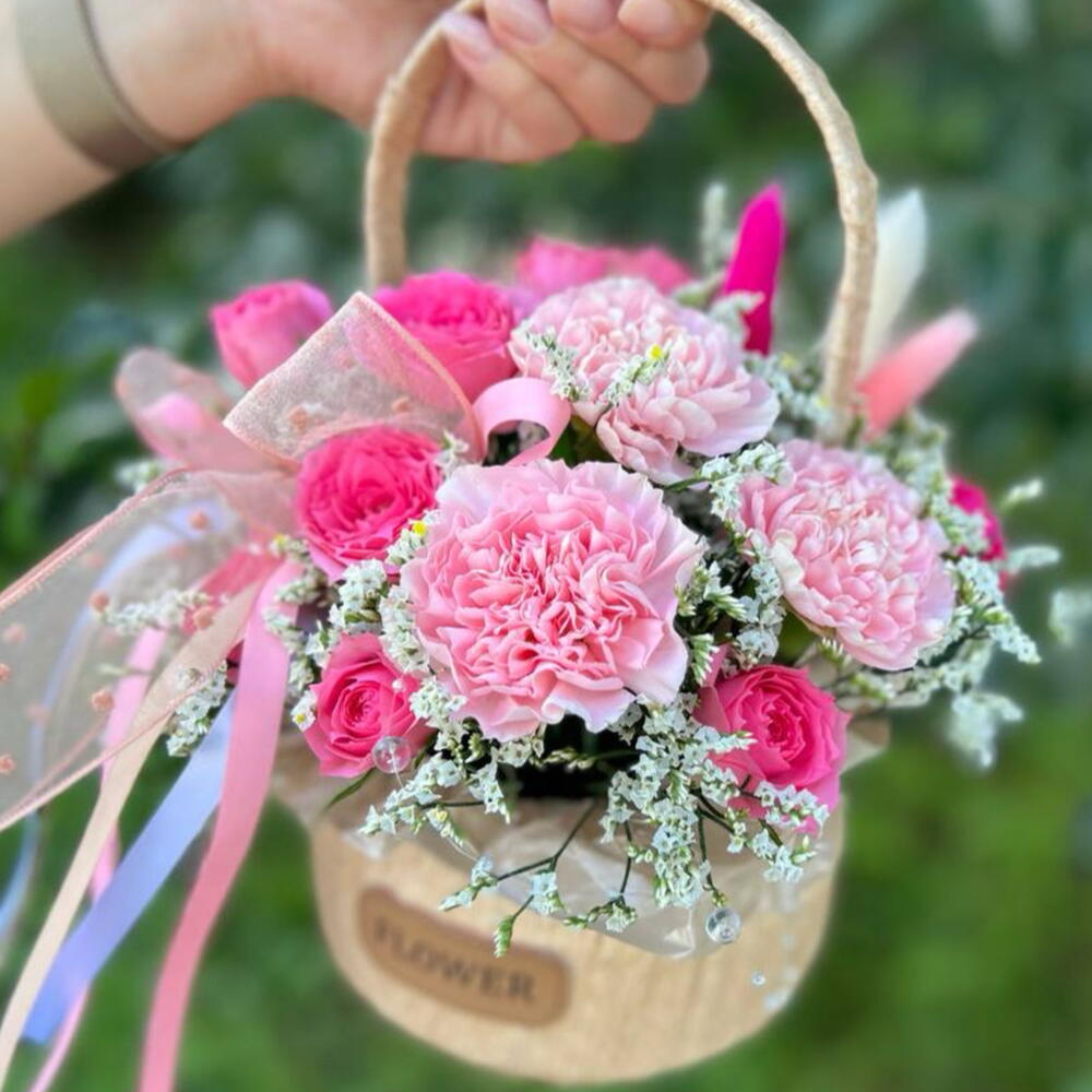 Композиция из кустовых роз, диантусов и лимониума