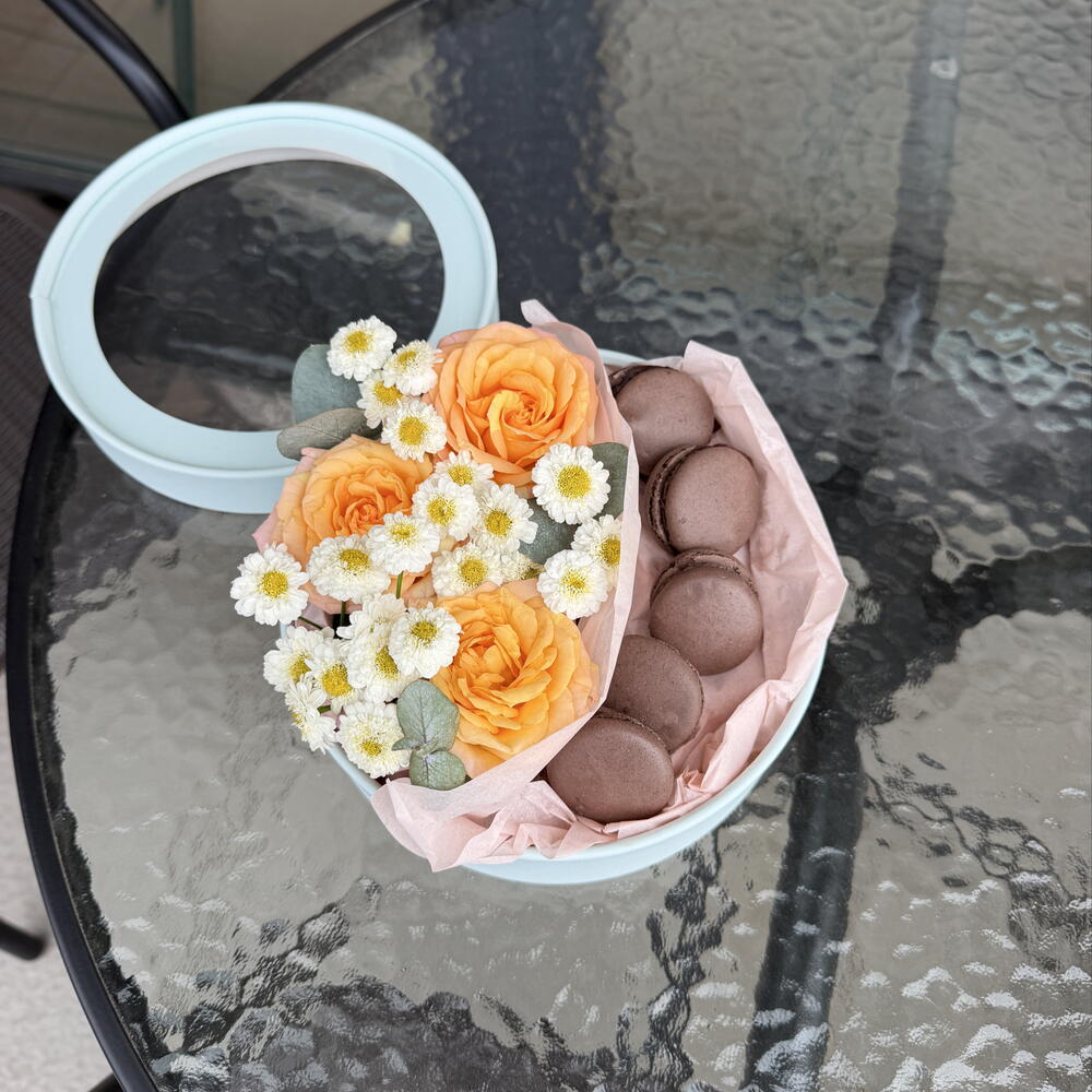 Коробочка с пионовидной розой и макаронс шоколад