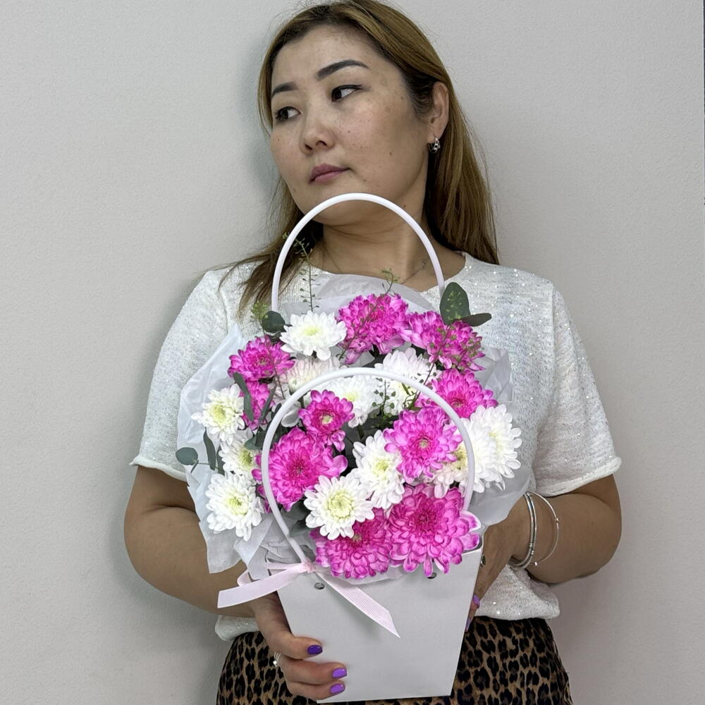 Bag with pink chrysanthemums 4