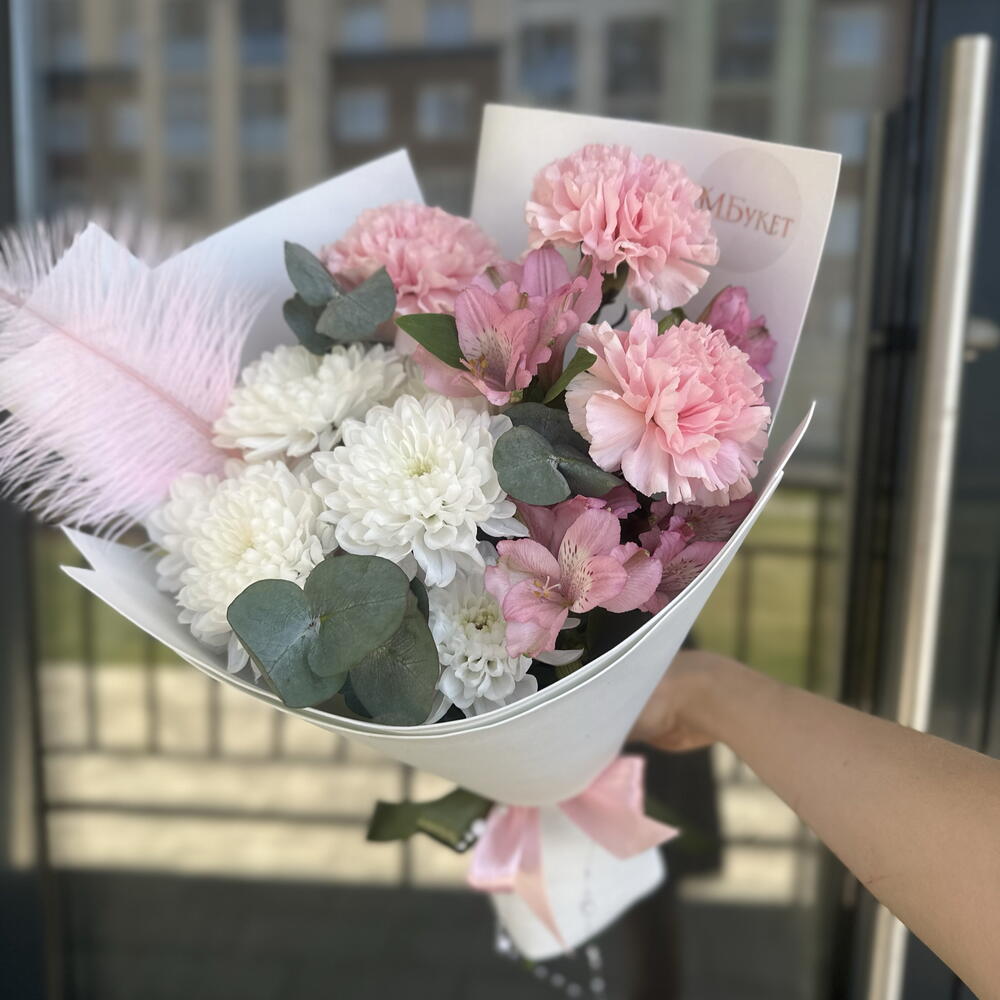 Милый букет-комплимент с диантусами, альстромерией и кустовой хризантемой