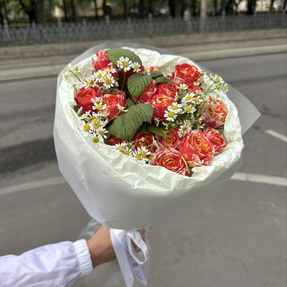 Яркий комплиментарный букет из кустовой розы