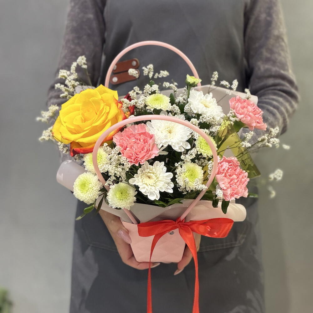 Композиция из розы, лимониума, хризантем, диантусов, фисташки и декора