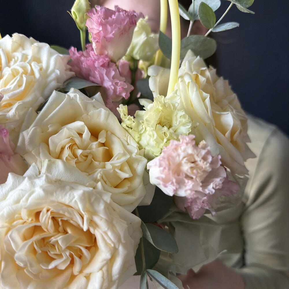 Цветочная сумочка с пионовидной сливочной розой и пышным лизиантусом с веточками эвкалипта