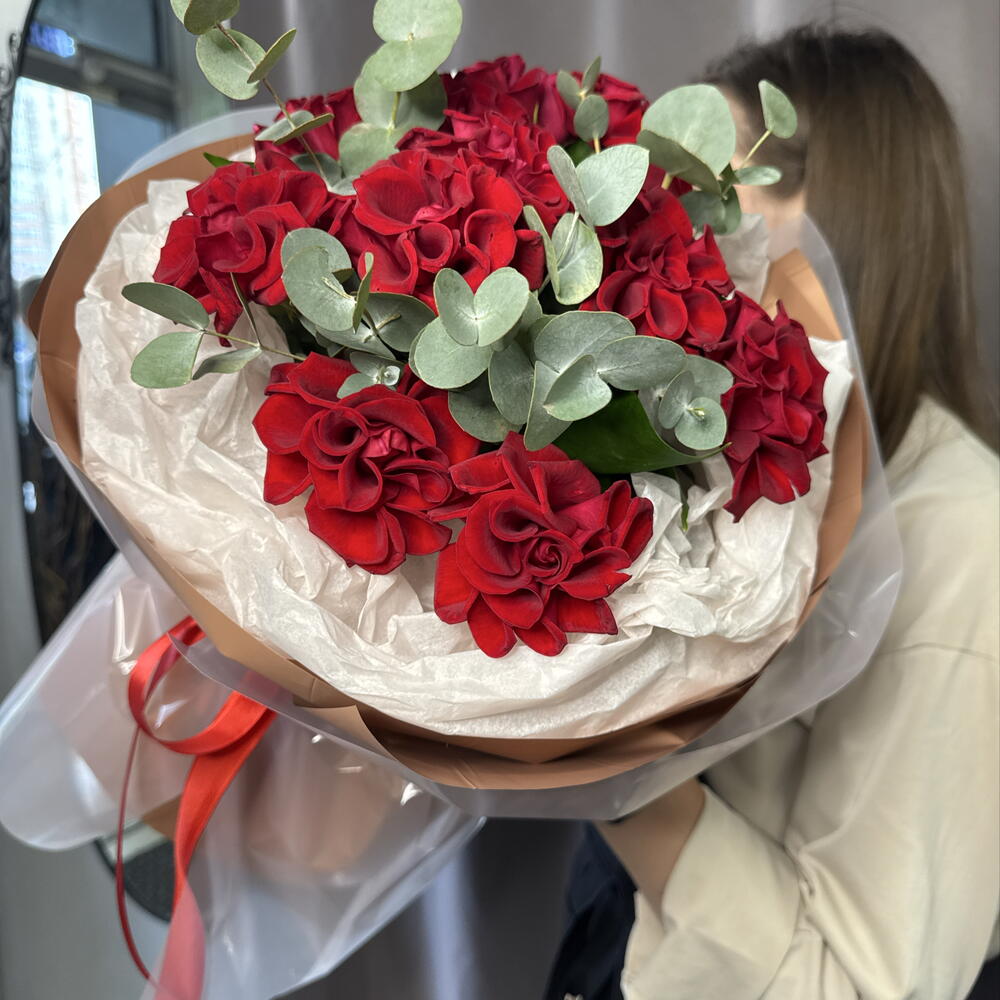 Красные французские розы (15 шт) с эвкалиптом