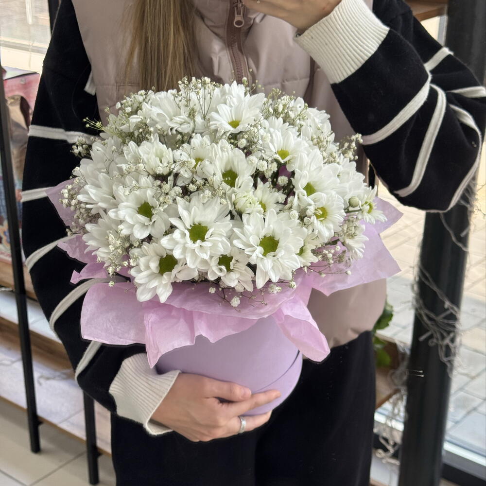 Ромашка и гипсофила в коробке