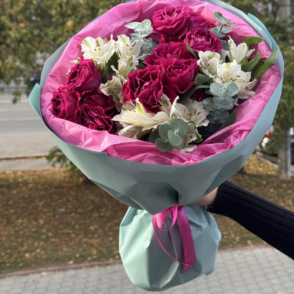 Букет малиновых кустовых роз и альстромерий