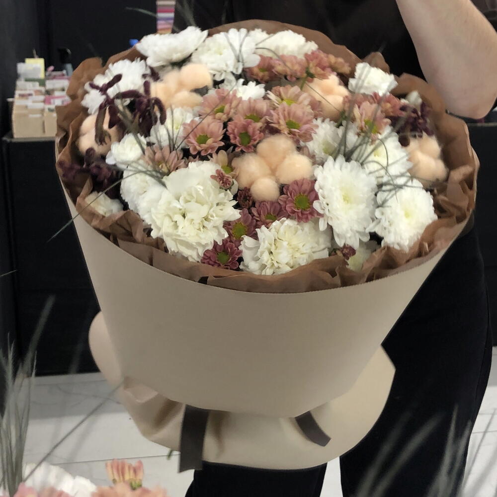 Осенний букет с хризантемой, диантусом, ковылем и хлопком