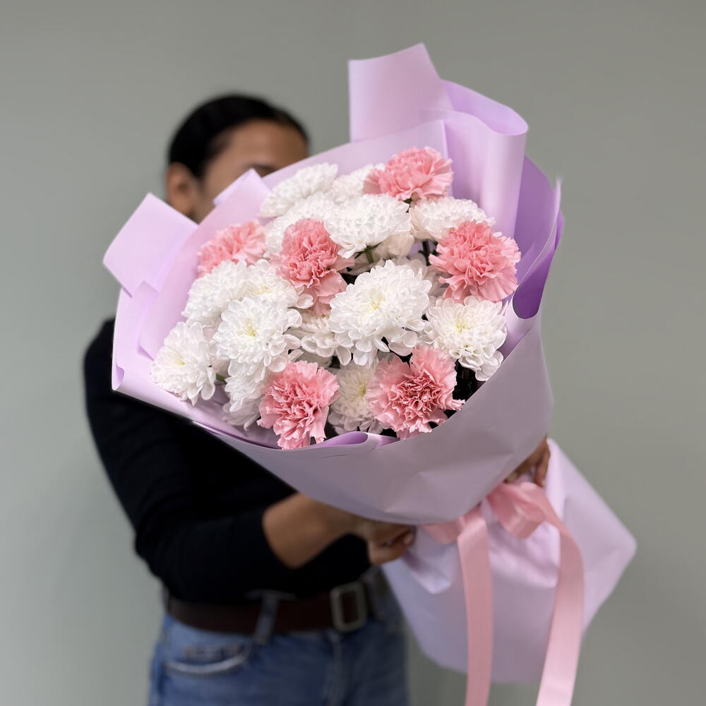🌸 «Нежный дуэт: кустовые хризантемы и розовые диантусы» 🌸